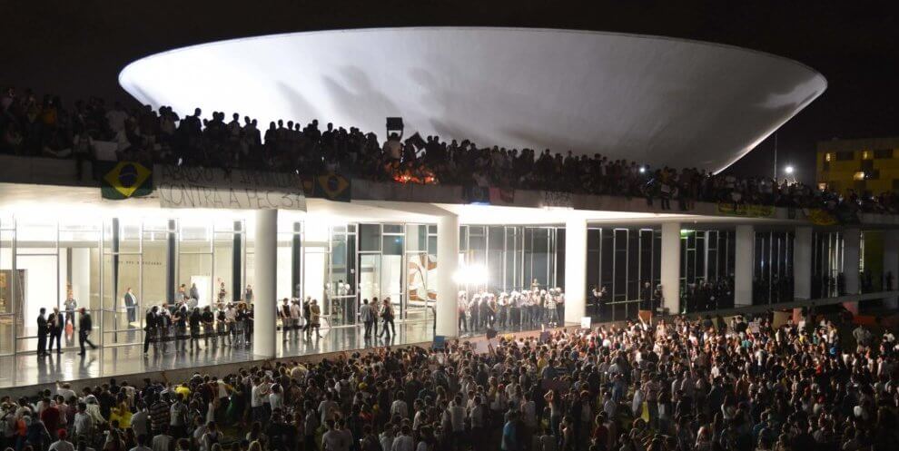 Protesto_no_Congresso_Nacional_do_Brasil,_17_de_junho_de_2013